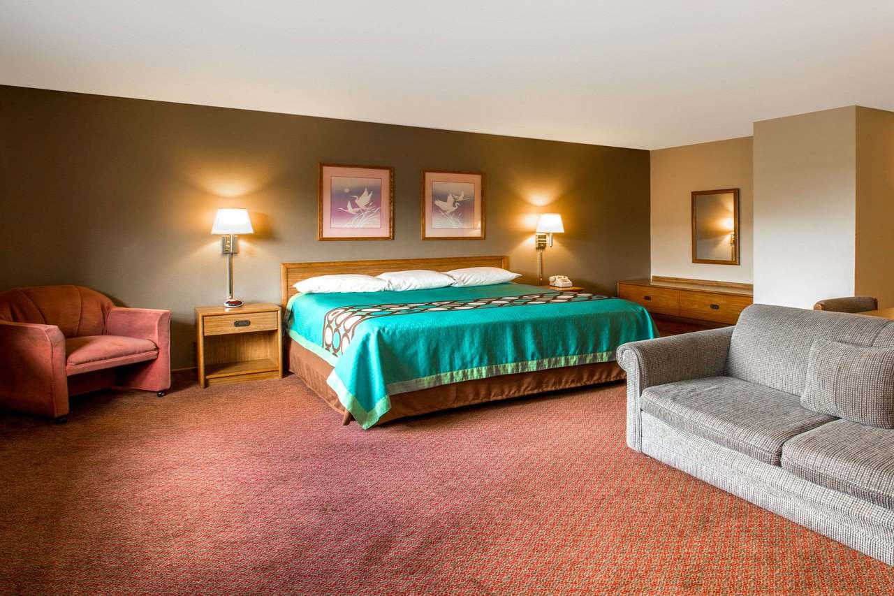 Super 8 by Wyndham Hartford WI — photo 2