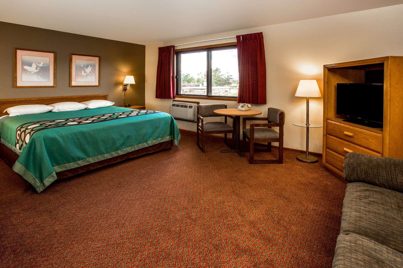 Super 8 by Wyndham Hartford WI — photo 4